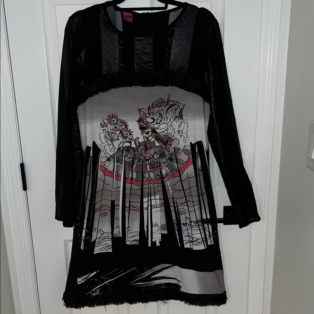 Save The Queen Artistic Black and White Midi Dress